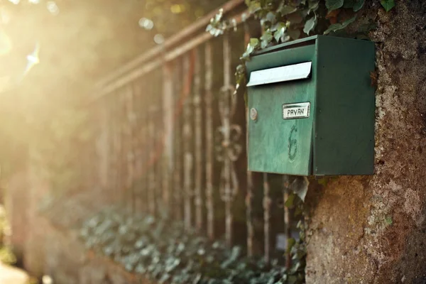 Grüner Briefkasten an Hauswand — Stockfoto