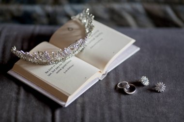 yüzük ve küpeler ile kitap diadem