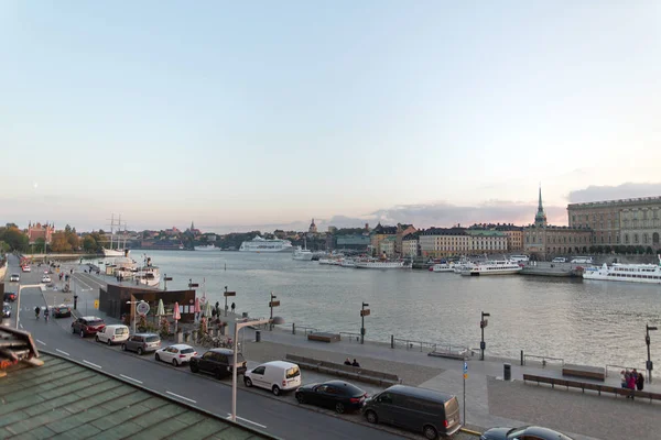 Traffic on city quay and river — Stock Photo, Image