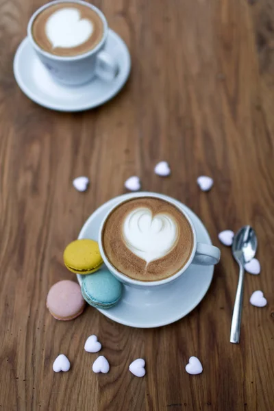 Coffee cups with macaroons — Stock Photo, Image
