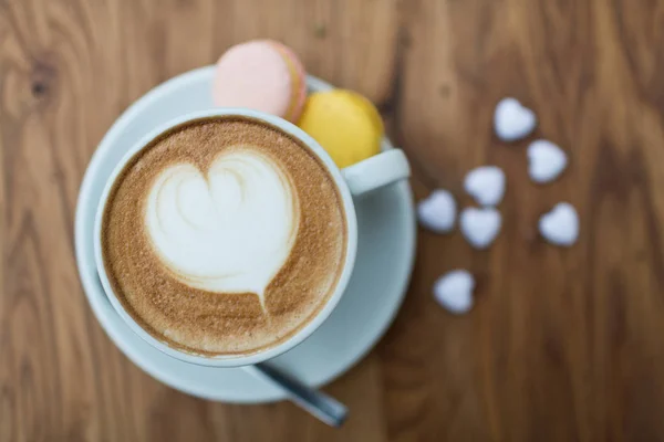 Kaffeetasse mit Makronen — Stockfoto