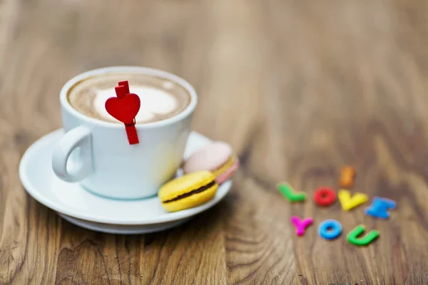 Kaffeetasse mit Makronen — Stockfoto