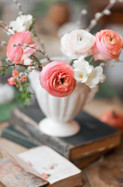 Květiny ve váze na hromadě knih — Stock fotografie