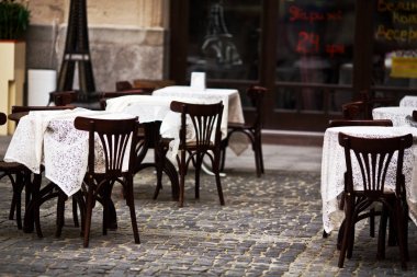 Teras masalarda boş Restoran