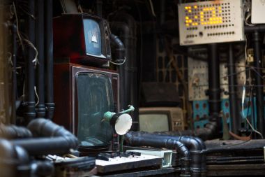 Elektronik borular ile karanlık odada