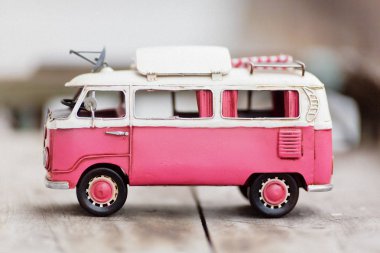 ahşap yüzey üzerinde otobüs modeli