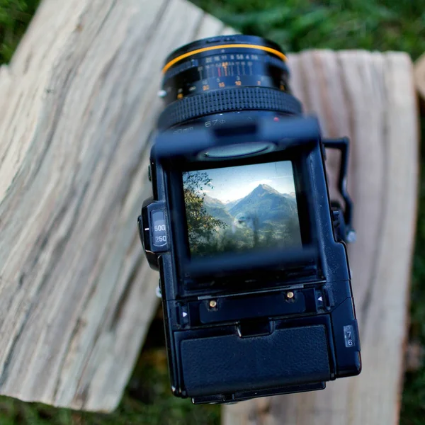 Câmera digital com paisagem de montanha na tela — Fotografia de Stock