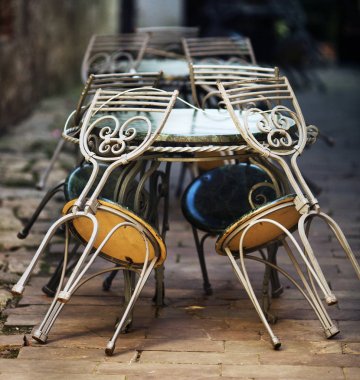 sokak masalarında kafe sandalye eğildi