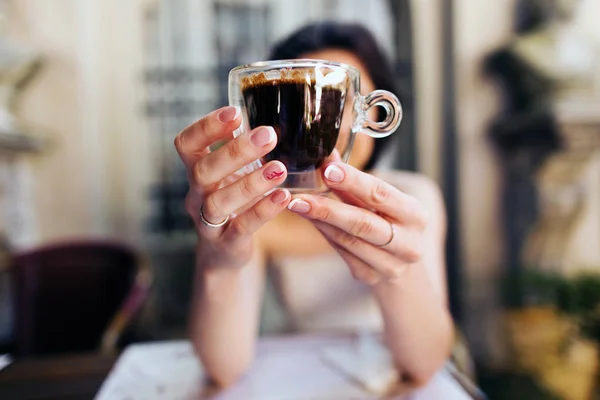 Vista Recortada Mujer Sosteniendo Taza Café Cafetería —  Fotos de Stock