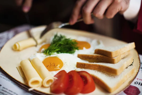 kızarmış yumurta, dereotu, ekmek ve domates dilimleri ile yemek peynir kesme eller kırpılmış görünümünü haddelenmiş