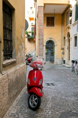 gündüz sokakta park edilmiş kırmızı scooter görünümünü