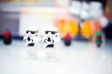Star Wars kahramanlar beyaz yüzey üzerinde gösteren oyuncak rakamları closeup görünümü
