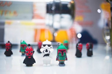 Star Wars kahramanlar beyaz yüzey üzerinde gösteren oyuncak rakamları closeup görünümü