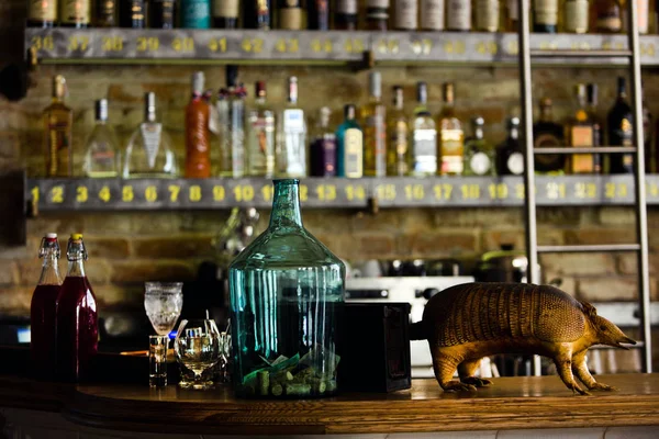 Bar Counter Med Svin Rustning Figur Drikkevarer Kontante Donationer Flaske - Stock-foto