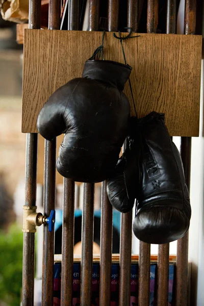Крупним Планом Вид Дві Чорні Боксерські Рукавички Висять Трубках — стокове фото