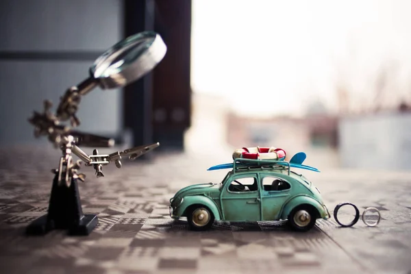 パターン付きのサーフェスにリングと拡大鏡のおもちゃの車のクローズ アップ ビュー — ストック写真
