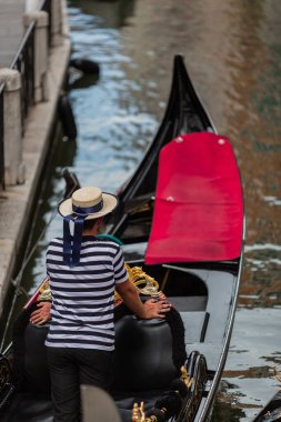 Kanaldaki teknede bir adam var.