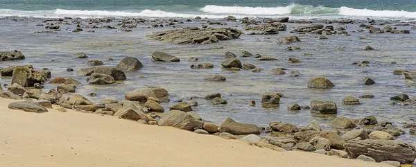 Rotsachtige kustlijn tijdens vloed tide panorama — Stockfoto