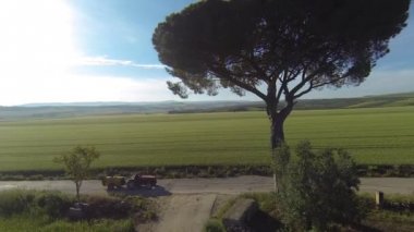 Traktör sürme kırsal yol