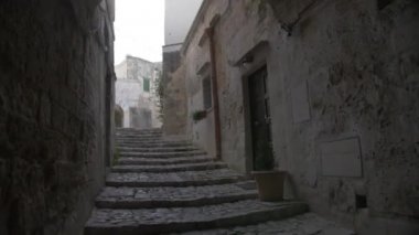 merdiven arasında eski hortumlar