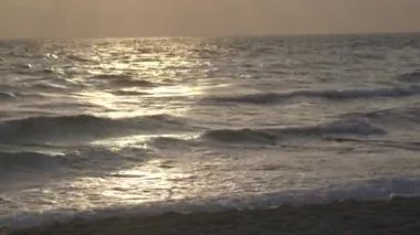 Sahilde inişli çıkışlı dalgalar 