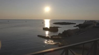 Bağlantı noktası ve su yüzeyi üzerinde günbatımı 