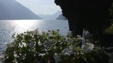 Dağlı deniz manzarası