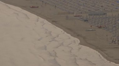 Dalganın boş plaj havadan görünümü