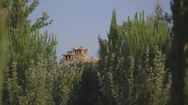 Ağaçlar sallanan arkasında bina 