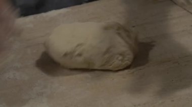 Şef pizza için hamur hazırlıyor.