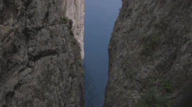 Dalgalar kayaların arasına arıyorsunuz