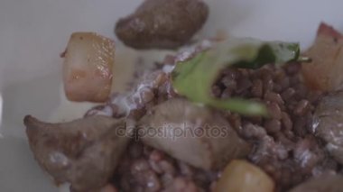 Kahverengi risoni makarna ile kavrulmuş Dana eti