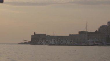 kale ve deniz kıyısında liman