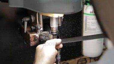 elinde sopa ile çalışma 