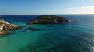 Lampedusa Adası çevresinde su yüzeyi