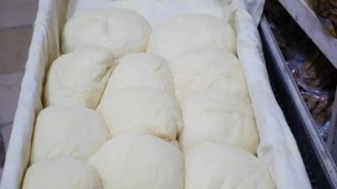 kap içinde çiğ hamur