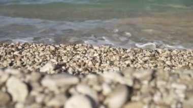 Sahilde inişli çıkışlı dalgalar 