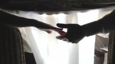 El ele tutuşan çift