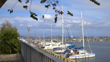 İtalyan kıyısında liman