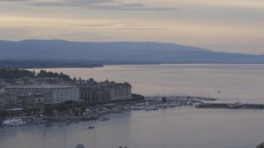 gün batımı sırasında kıyı şeridi, şehir