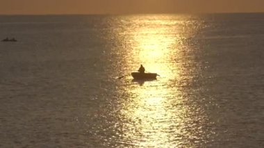 Sakin denizde şafak tekne 