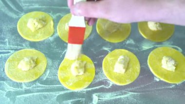 Şef mantı hazırlanıyor 