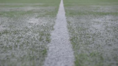 Futbol sahası düşen yağmur damlaları