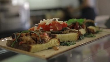 Masa üzerinde deniz ürünleri ile atıştırmalıklar