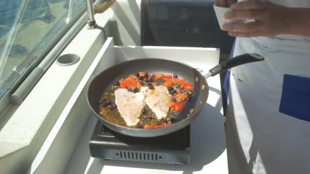 Homem que apimenta peixe com verduras — Vídeo de Stock