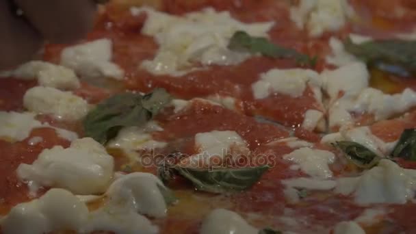 Kocken skära pizza — Stockvideo