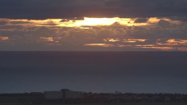 风平浪静的大海上落日 — 图库视频影像