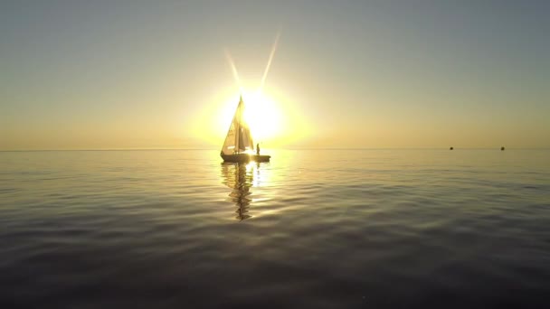 Yaht auf dem Wasser mit Sonne — Stockvideo