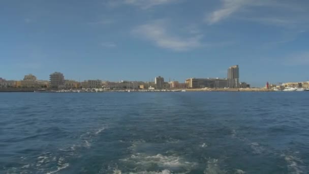 Strandpromenade und Gebäude mit blauem Himmel — Stockvideo