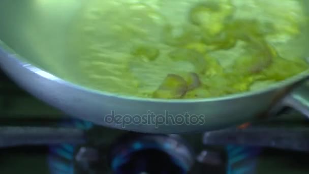 Cocinero freír cebolla — Vídeos de Stock